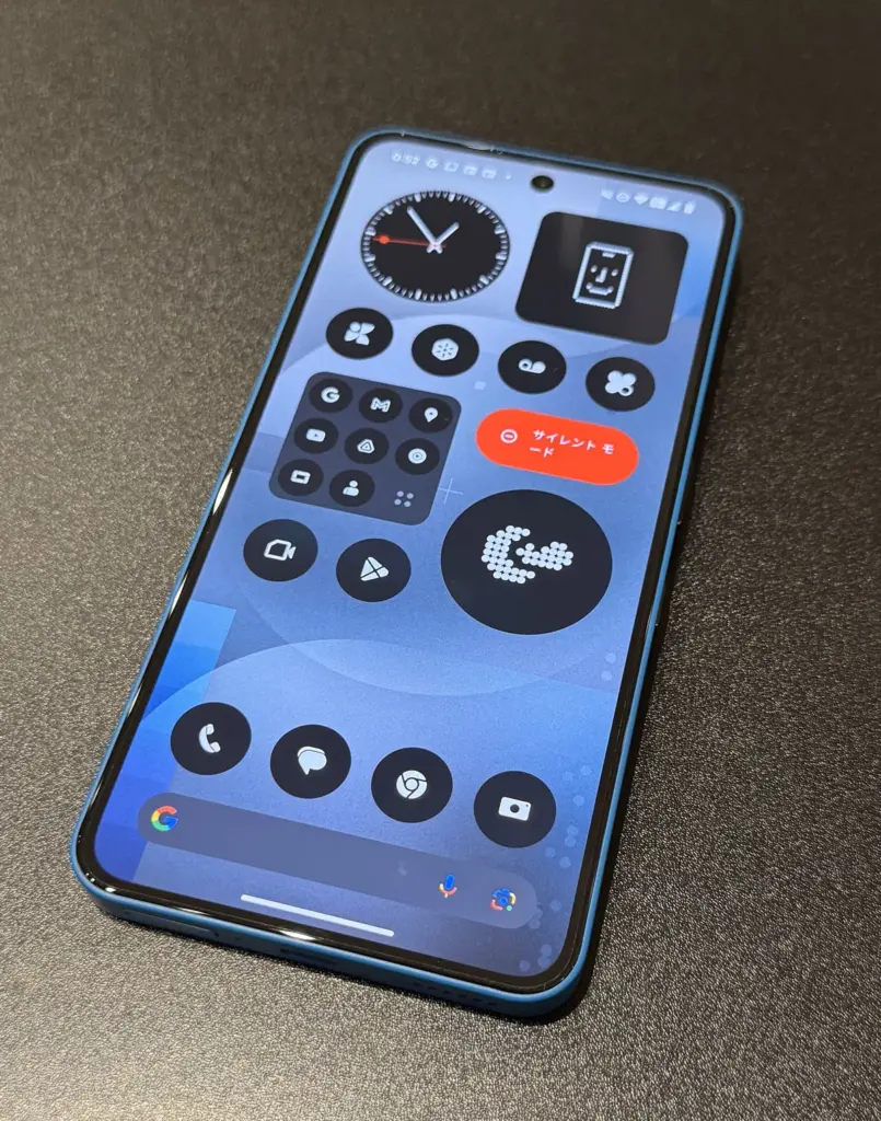 透明ボディと限定ブルーが映えるNothing Phone (3a)