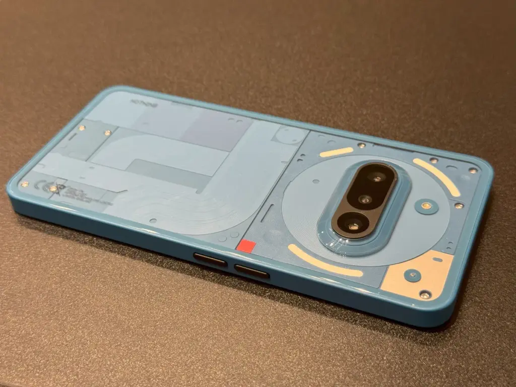 "Nothing Phone (3a)背面、Glyphライト周辺の透明パネル写真